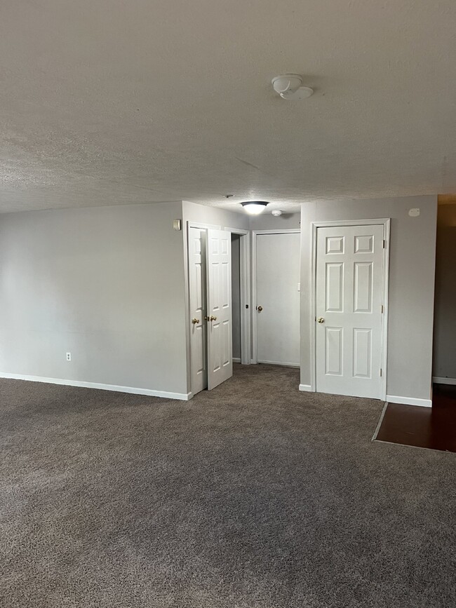 Building Photo - Charming Split Foyer with Spacious Layout ...