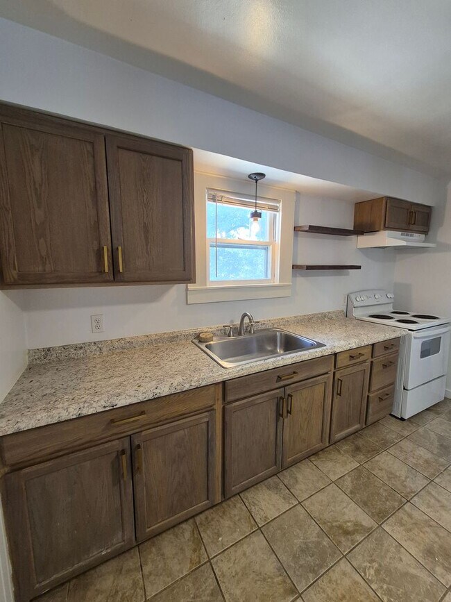 Building Photo - 2 bed, 1 Bath house in Bolivar, Mo! Call Quick!