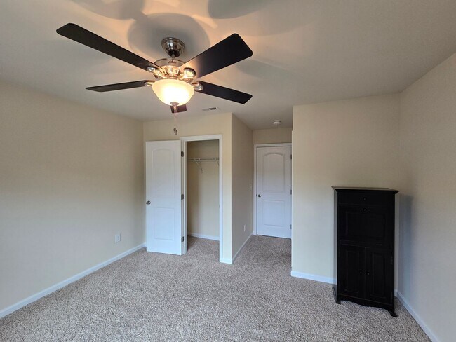 Building Photo - Thompson Ridge Gem!