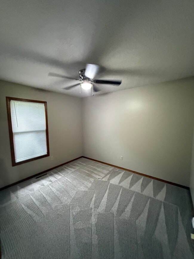 Building Photo - 2 bed 2 bath duplex