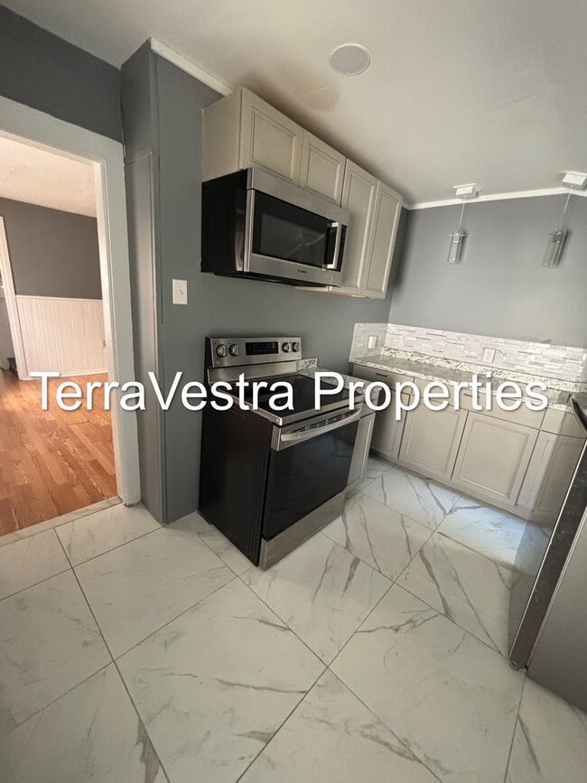 Building Photo - 3 Bed in Salem. Eligible for $500 Security Deposit.