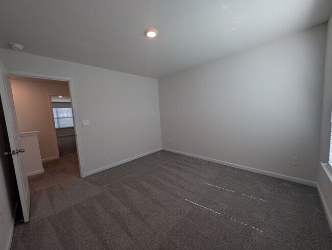 Building Photo - Spacious 2 story, 5 bedroom, 3 bath Home located in Secrest Commons Community!