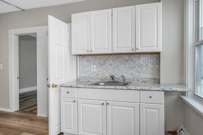 Building Photo - 50 1/2 Common St