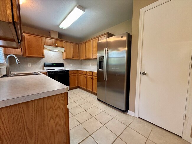 Building Photo - 3815 Maple Dr