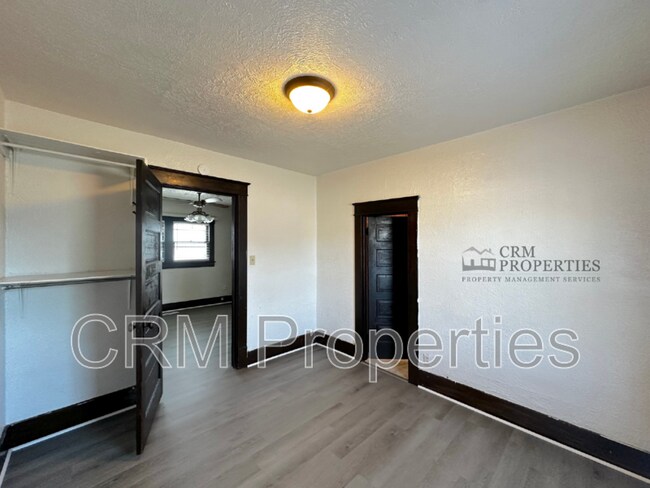 Building Photo - 1725 S Market St