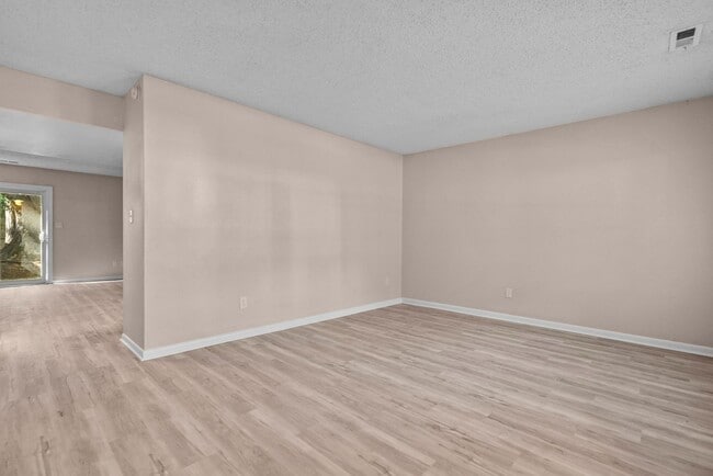 Building Photo - VB Townhouse 3 bedroomReady for quick move in