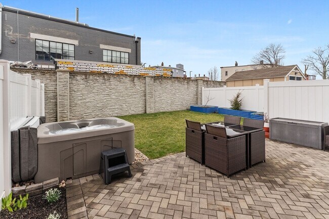 Building Photo - 51 Robey St