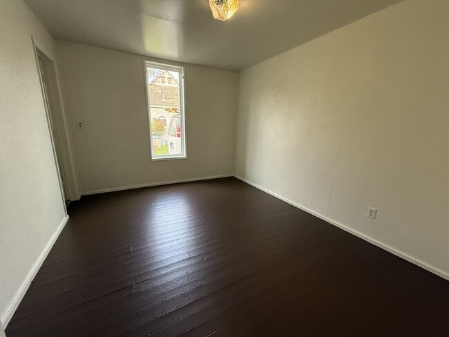 Building Photo - 328 SE Lane Ave