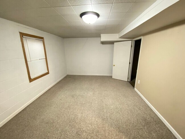 Building Photo - Now leasing for May 2026! Four Bed/Two Bath