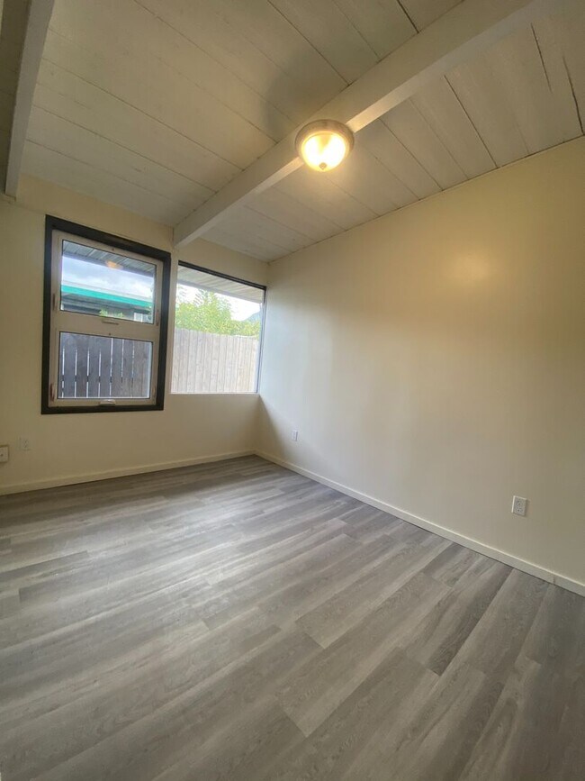 Building Photo - Beach House Rental in Waianae - Available Now