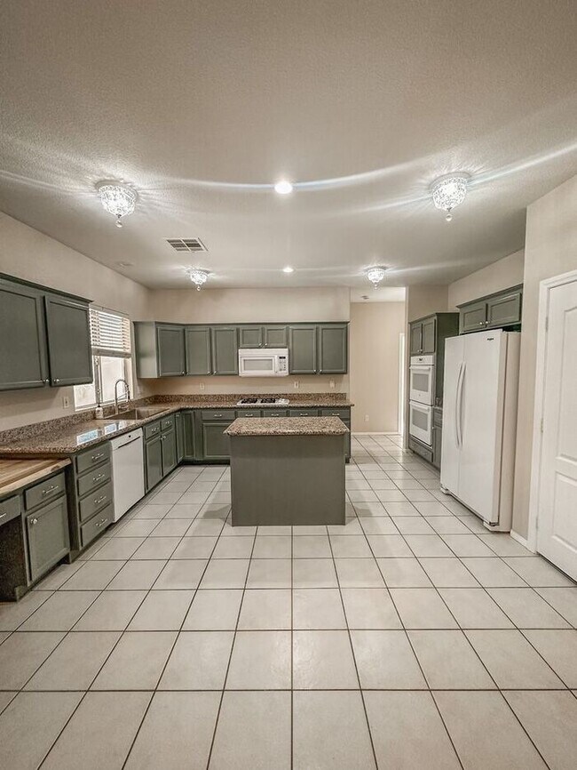 Building Photo - IMMACULATE REMODLED 2 STORY HOME IN HENDER...
