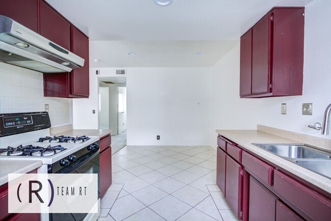 Building Photo - A Charming Condominium in a Quiet and Desi...
