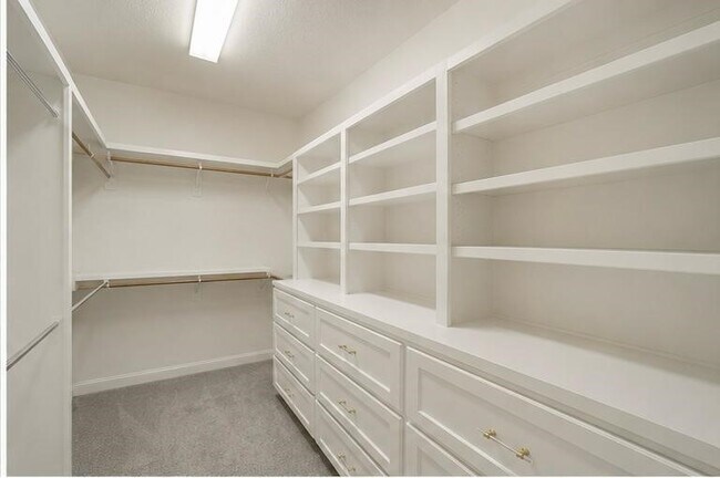 Building Photo - 6 S Wheatleigh Dr