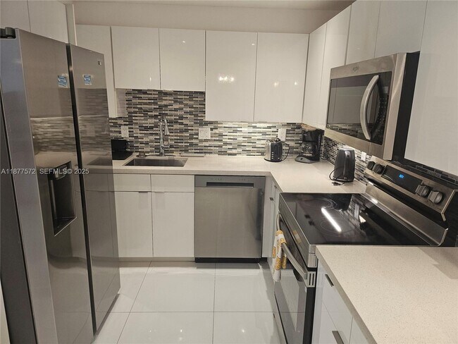 Building Photo - 5161 Collins Ave