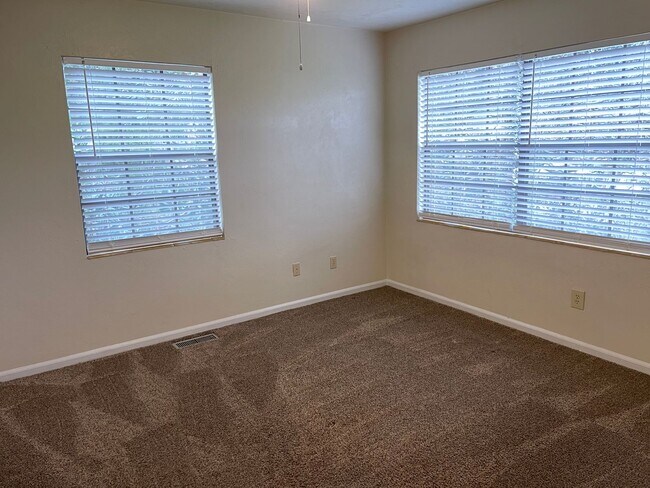 Building Photo - Portland Townhomes