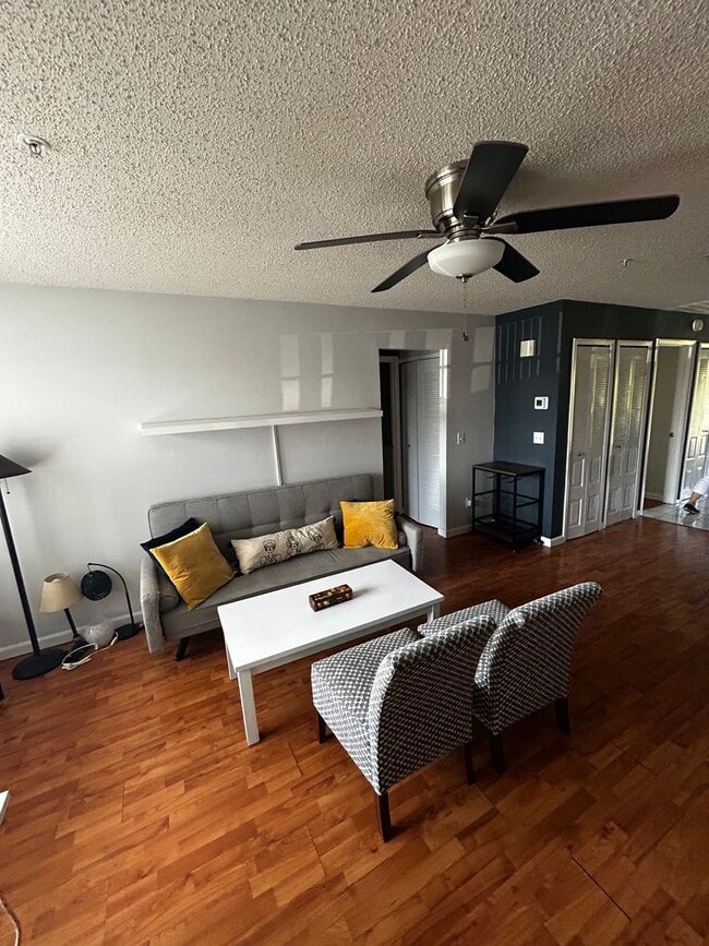 Building Photo - Beautiful 2/2 Condo Located in Hunters Res...