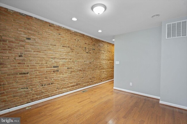 Building Photo - 764 Ramsay St