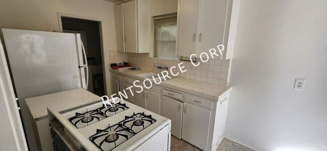 Building Photo - 609 E San Jose Ave