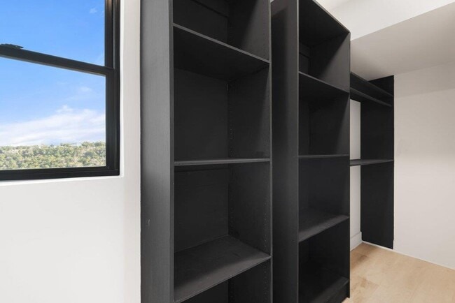 Building Photo - 8610 Grandview Dr