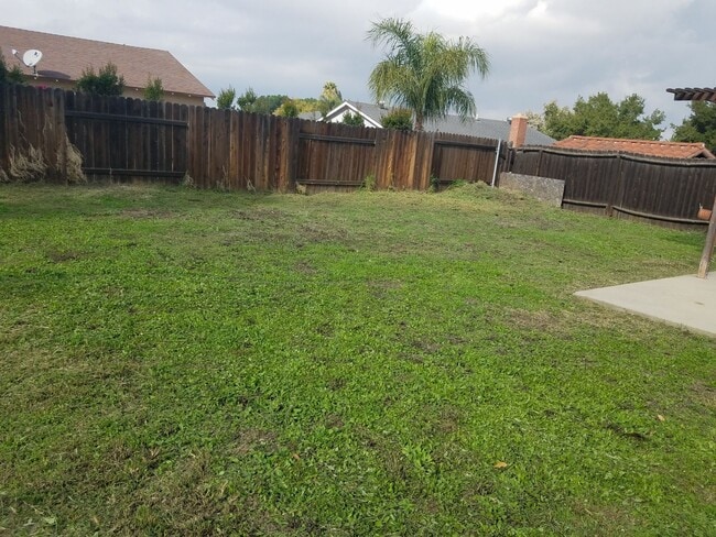 Building Photo - 4 Bedroom Single level