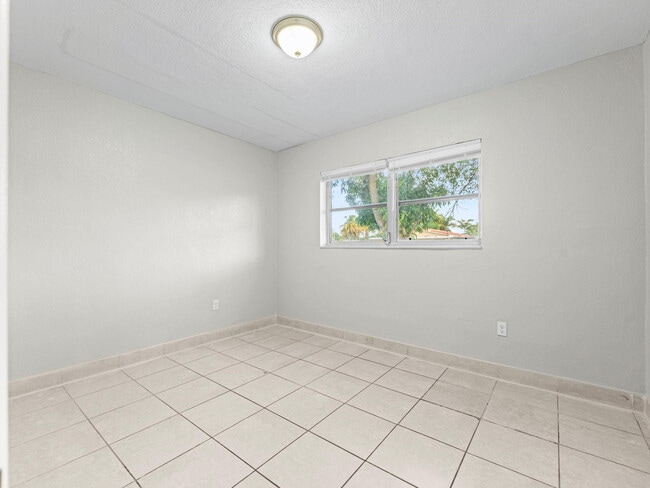 Building Photo - 21200 NE 12th Ct