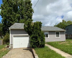 Building Photo - Tacoma home 3bdr 1.5 bath 1 car garage att...