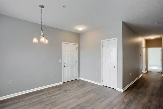 Building Photo - Completely Updated FIRST FLOOR Condo For L...