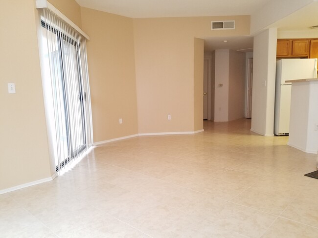 Building Photo - 1 Bedroom 1 Bath in a Lush, Gated Communit...