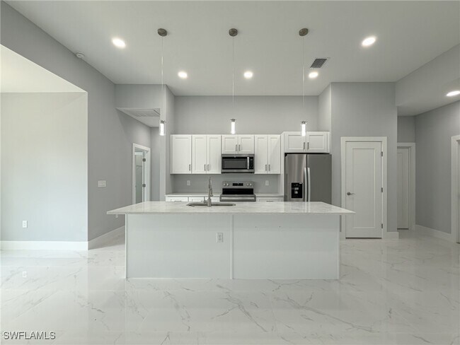 Building Photo - 438 Raymer St
