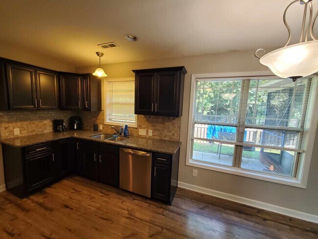 Building Photo - 4 bedroom available for move in August 1st...