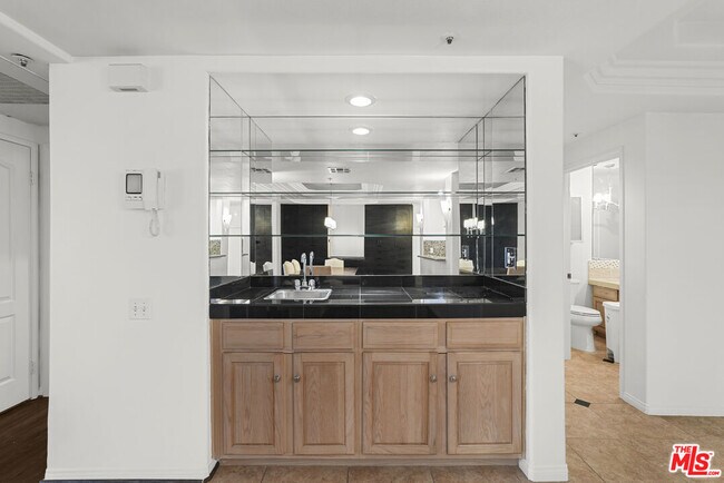 Building Photo - 5224 Zelzah Ave