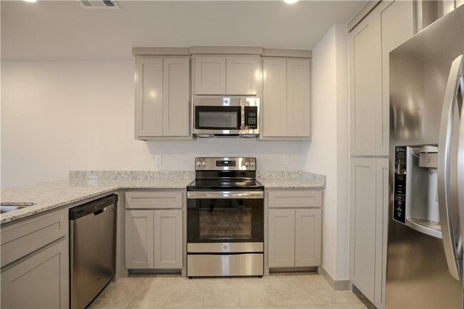 Building Photo - Welcome To Your Next Home In A Fabulous Central Location