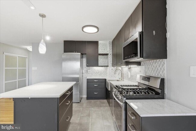 Building Photo - 1300 S Arlington Ridge Rd