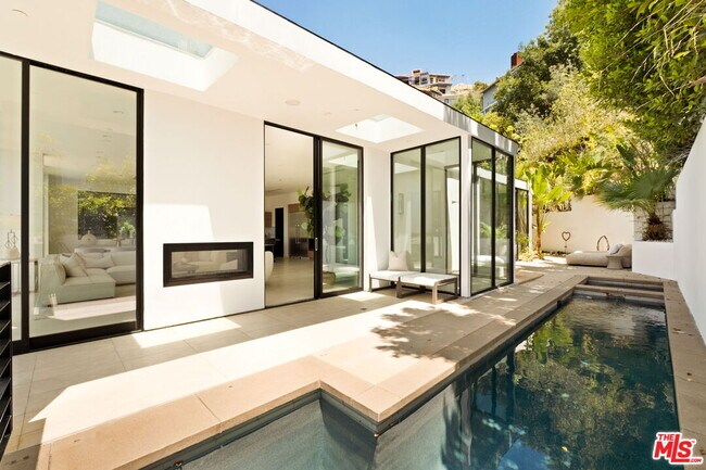 Building Photo - 1516 Forest Knoll Dr