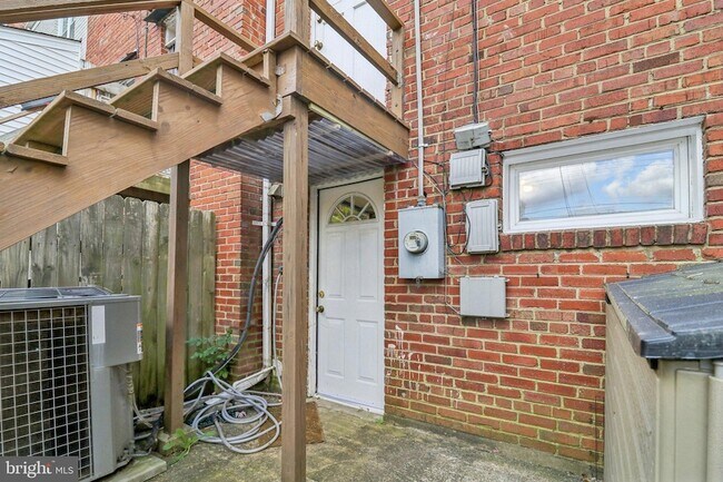 Building Photo - 250 Lynhaven Dr