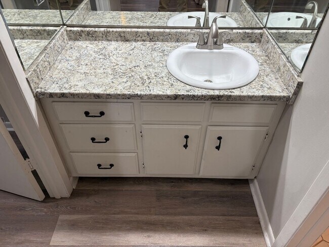 Building Photo - 515 Basswood Ave