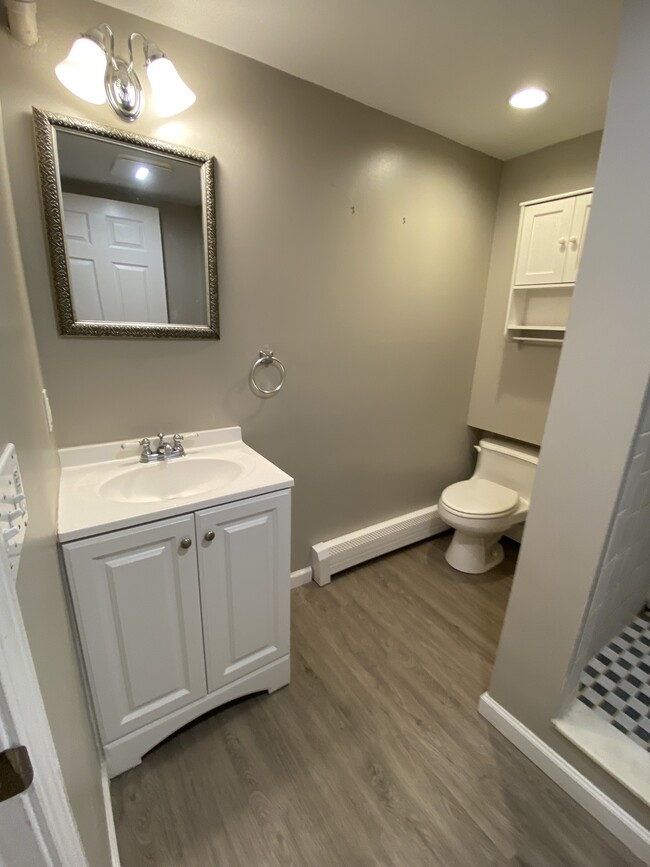 Private full bathroom - 110 Dobson St