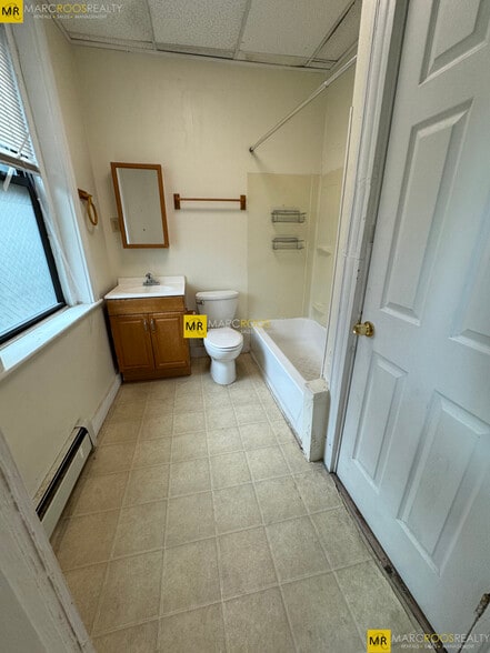 Building Photo - 587 Beacon St