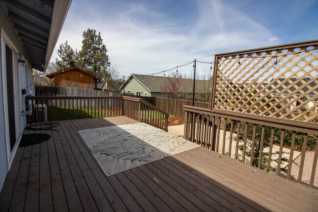 Building Photo - MOVE IN SPECIAL IF YOU SIGN LEASE BY 4/15/2026!!!!!!! Newly Updated 3/2 Home in SW Redmond