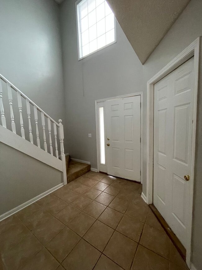 Building Photo - Dunwoody Townhomes - End Unit!
