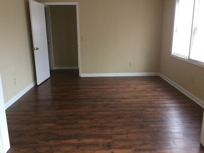 Building Photo - 842 Chickasaw Ave