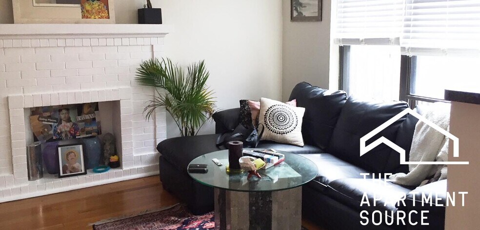 Building Photo - 722 W Roscoe St