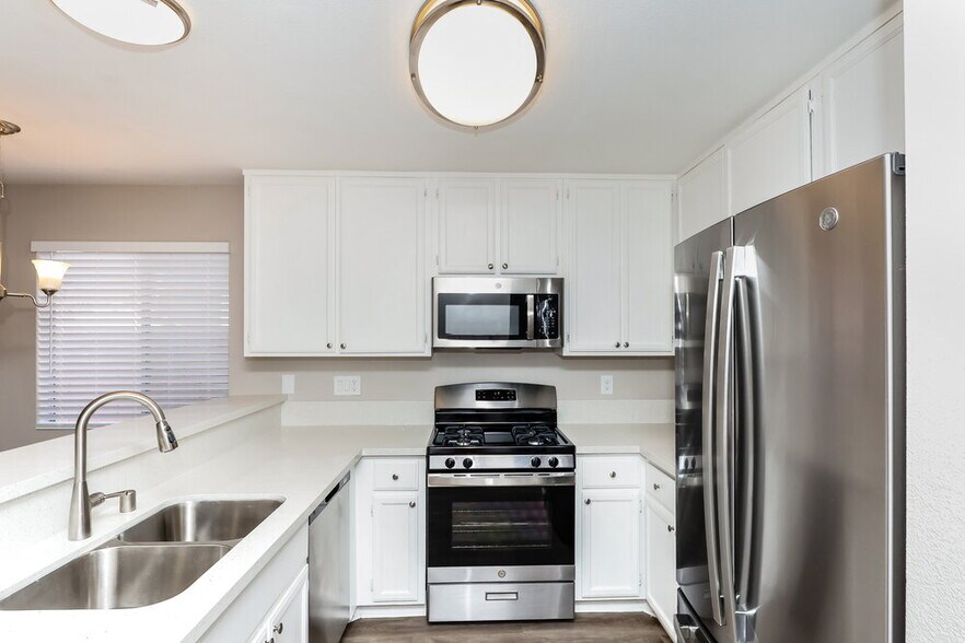 Building Photo - 7668 Kalmalii Ave