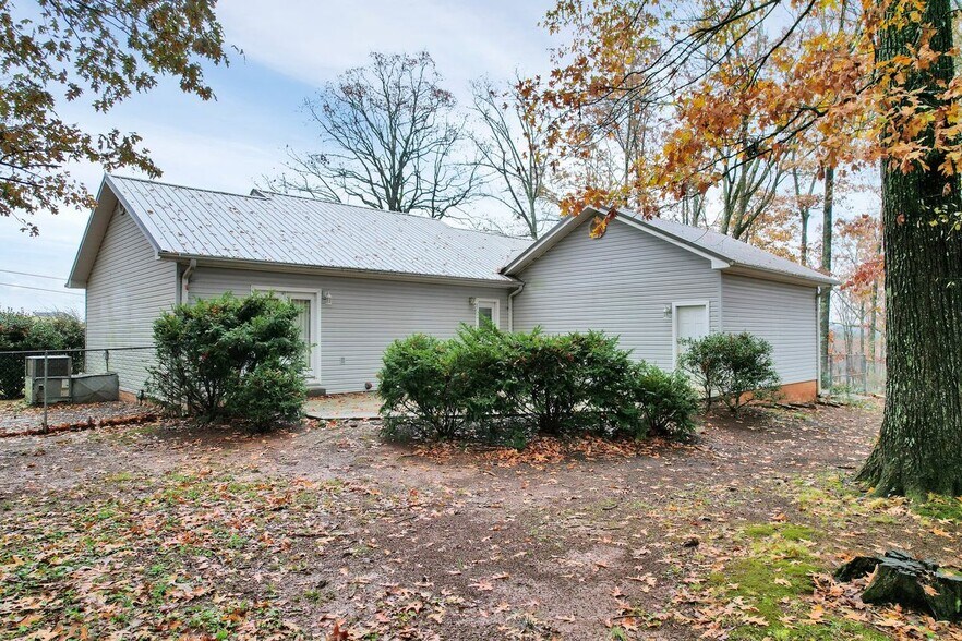 Building Photo - 140 Glenda Dr