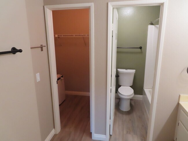 Building Photo - Two Bedroom, Two Bathroom Condo in UTC