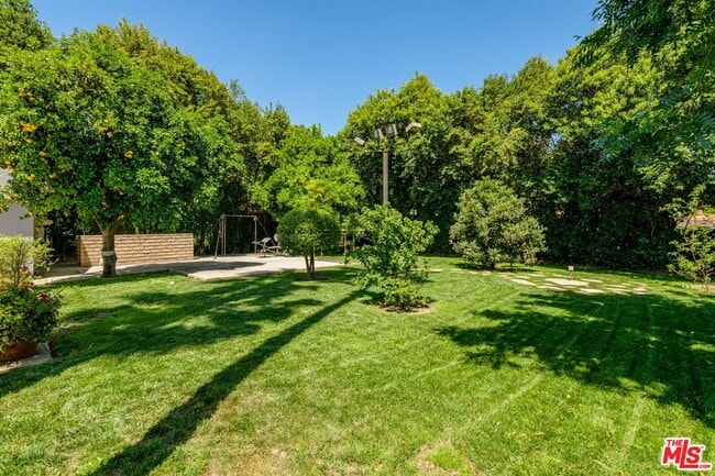 Building Photo - 8760 White Oak Ave