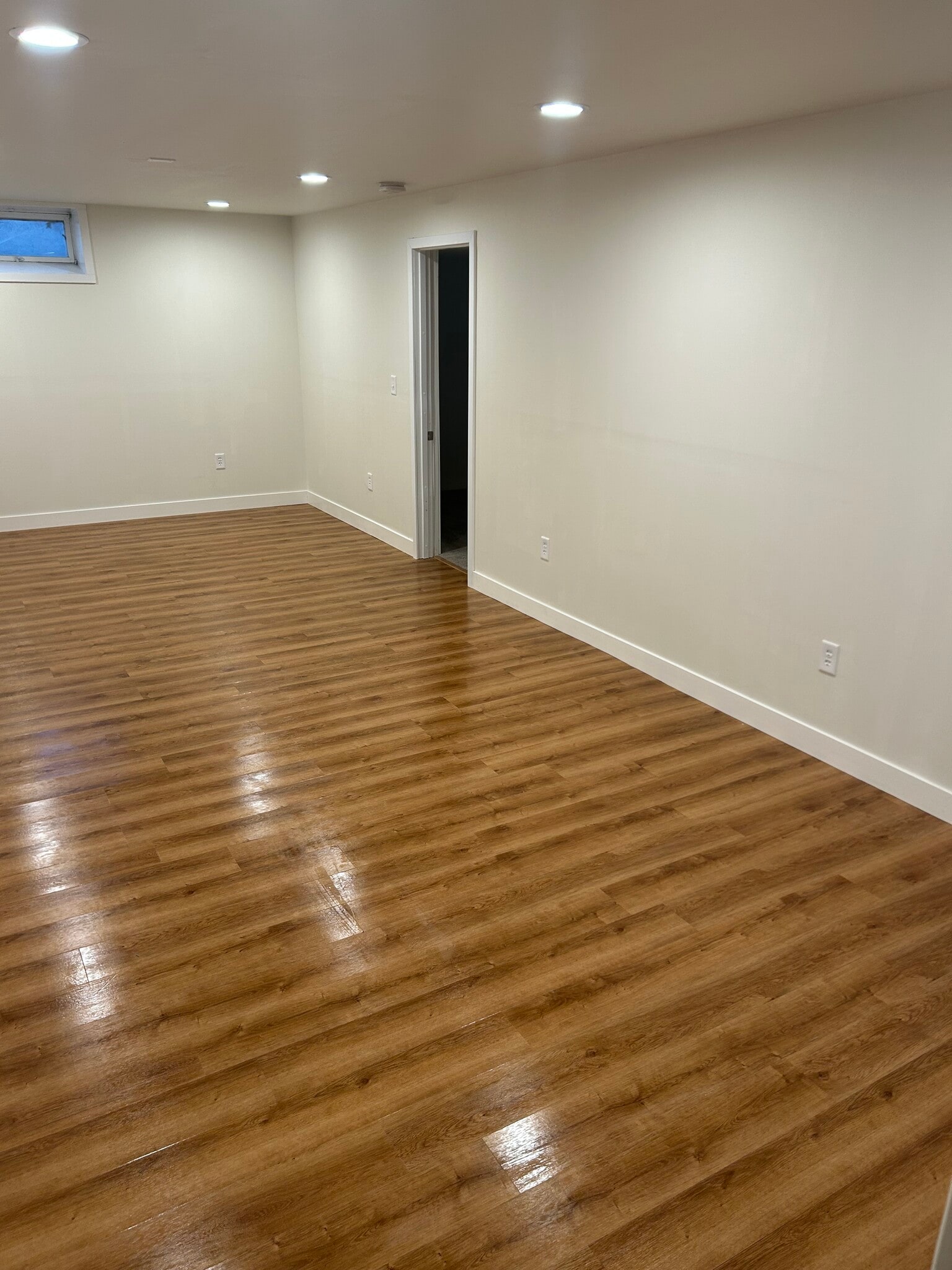 Building Photo - 1713 Laurie Rd E