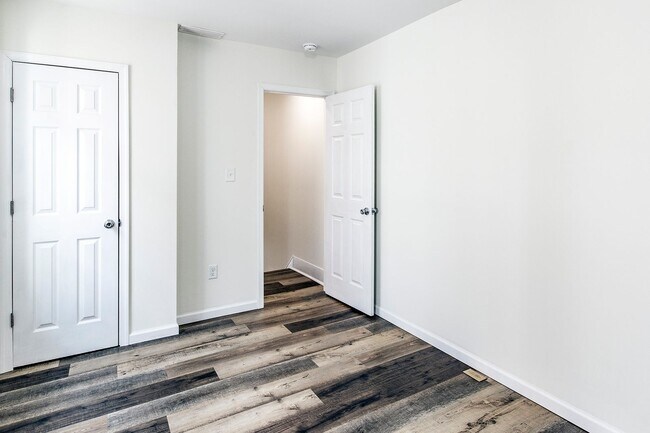 Building Photo - 3 bedroom, 1.5 bath fully renovated townhome in City of Wilmington