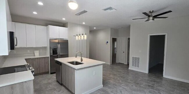 Building Photo - 13911 Ginger Creek Blvd