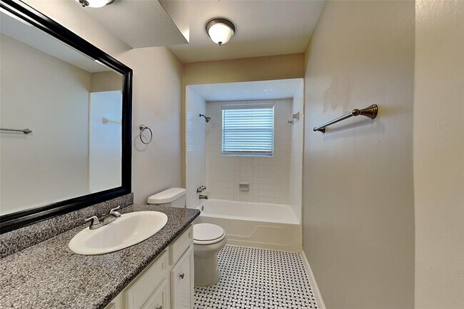 Building Photo - 2043 Shadow Rock Dr